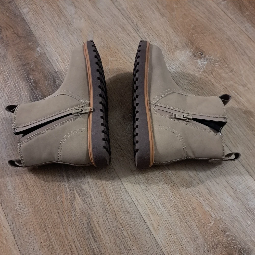 H&M Kid's Tan Ankle Boots Waterproof Sturdy Lug Sole Toddler Size 12